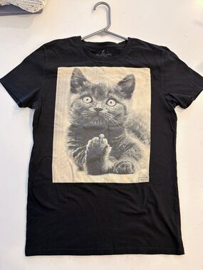 [SOLD] American Eagle Outfitters Black Tee with Cat Graphic - cat t-shirt